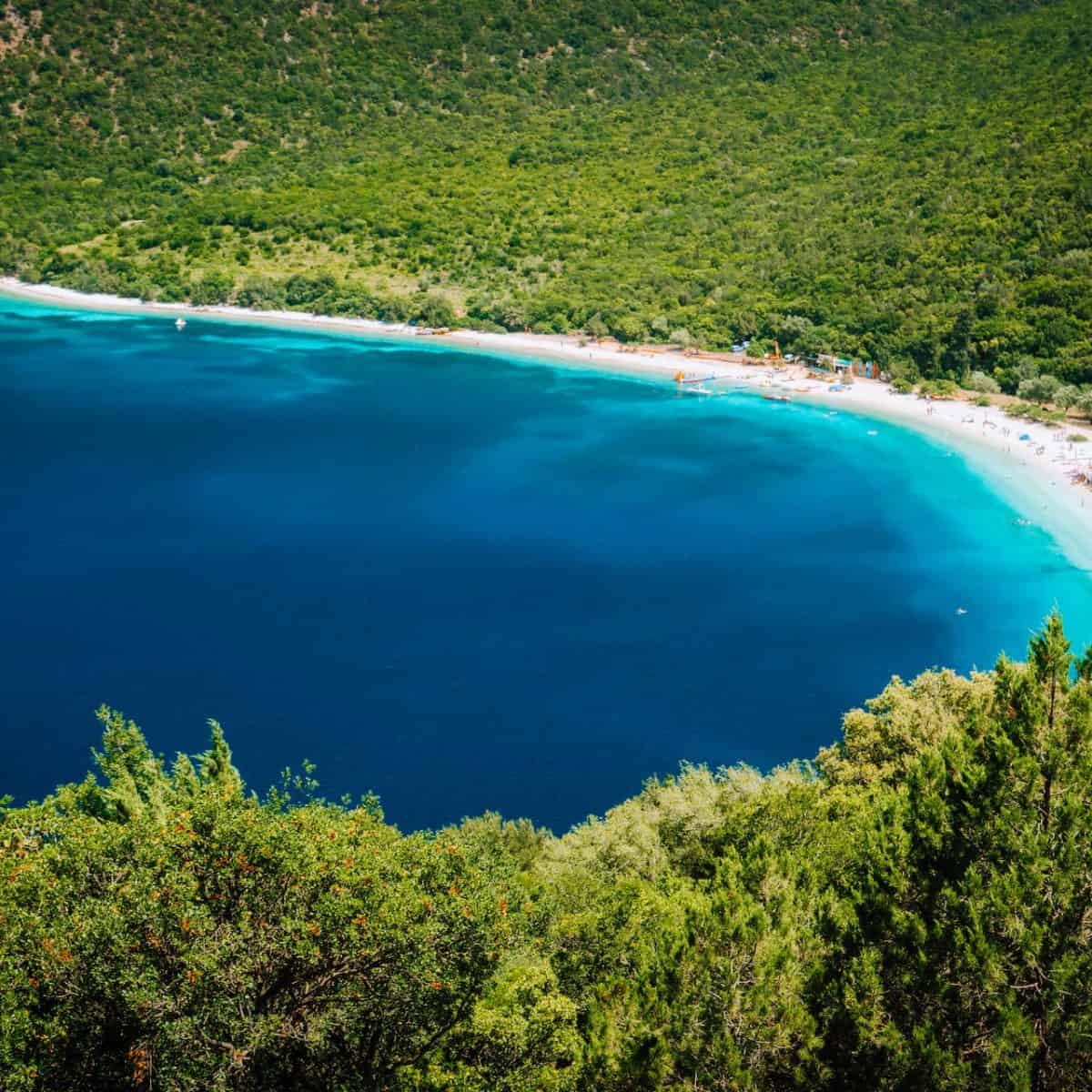 Una fotografia che mostra la bellezza della spiaggia di Antisamos a Cefalonia