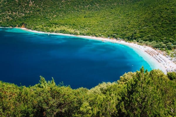 C'è un'immagine che descrive la bellezza di una spiaggia cefaloniota