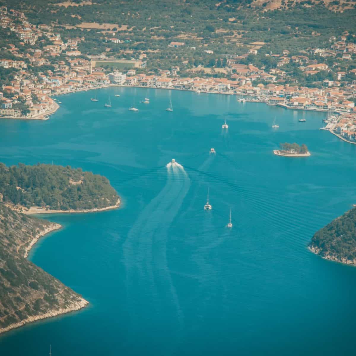 Una fotografia che mostra la bellezza dell'isola di Itaca.