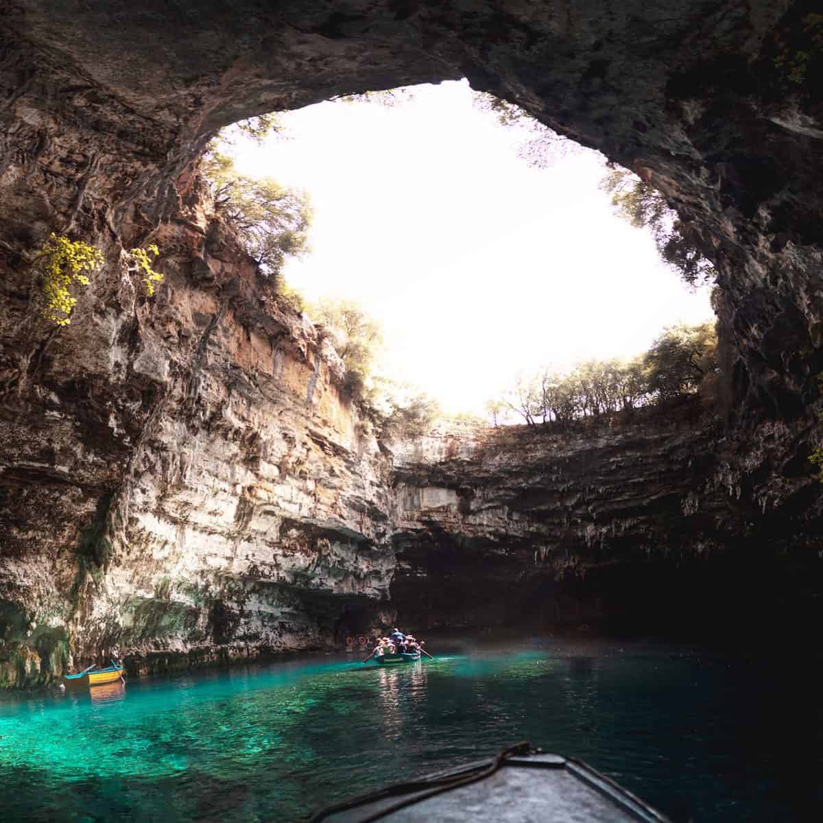 Una fotografia che mostra la bellezza della Grotta di Melissani a Cefalonia