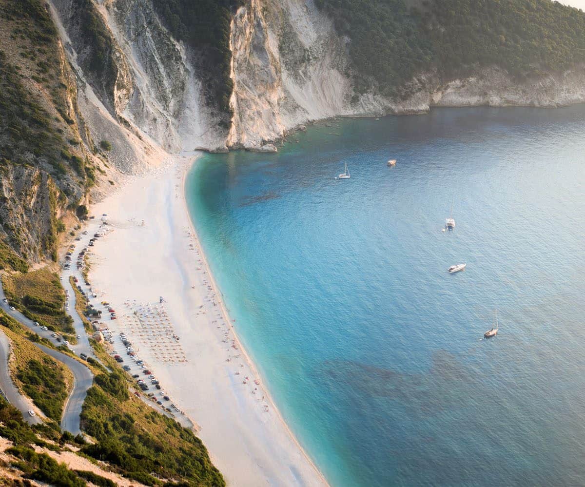 Una fotografia che mostra la bellezza della spiaggia di Myrtos a Cefalonia