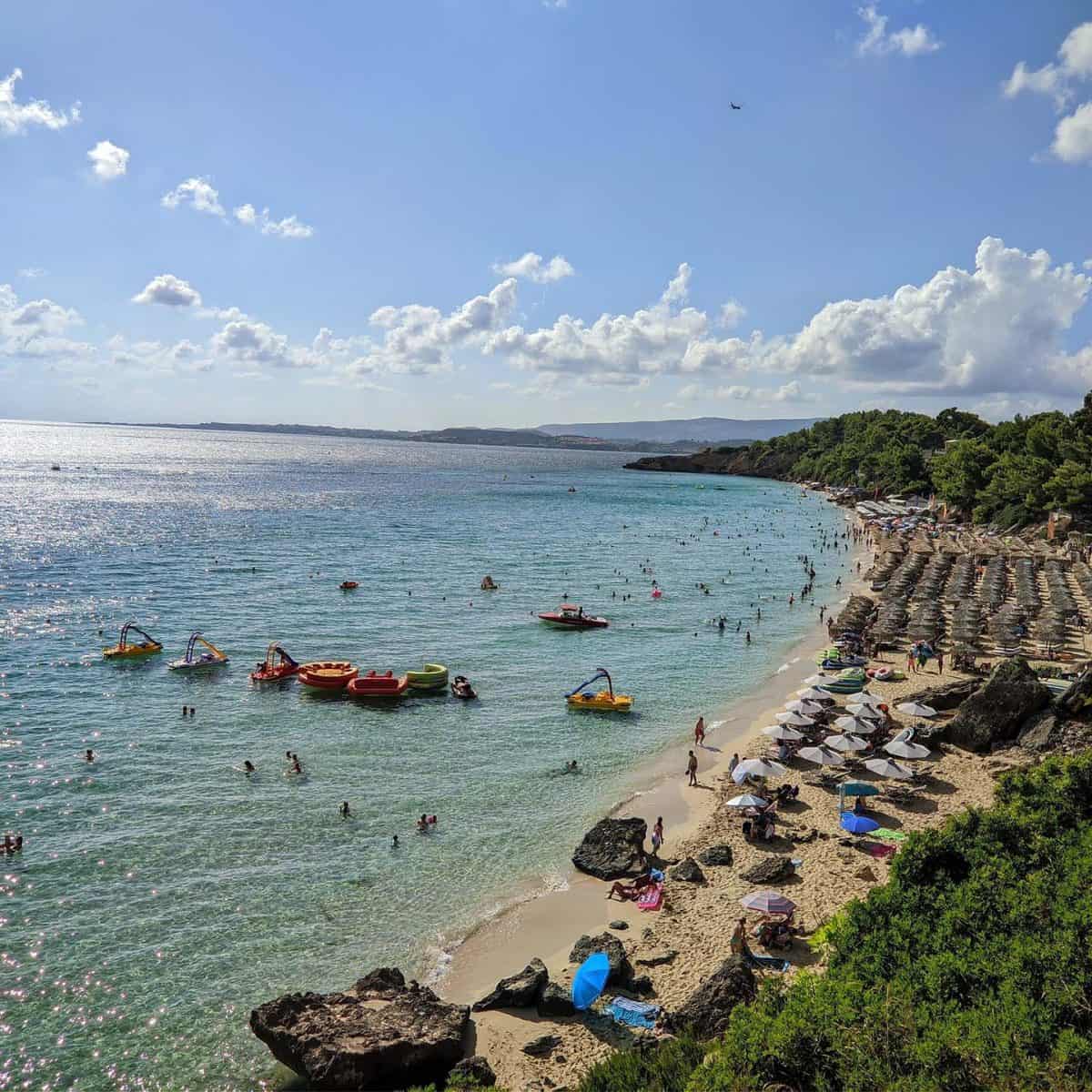 Una fotografia che mostra la bellezza della spiaggia di Platis Gialos a Cefalonia